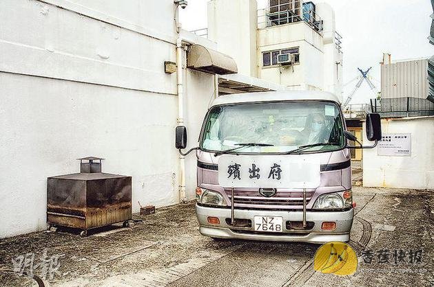 灵车布置简单,并没写着“蓝”府出殡,十分低调。